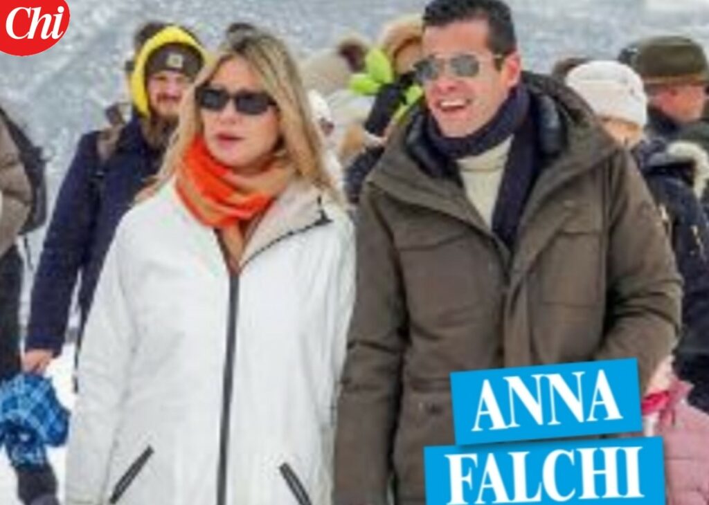 Anna Falchi è tornata con Andrea Crippa: la paparazzata finisce in copertina, ecco chi è lui