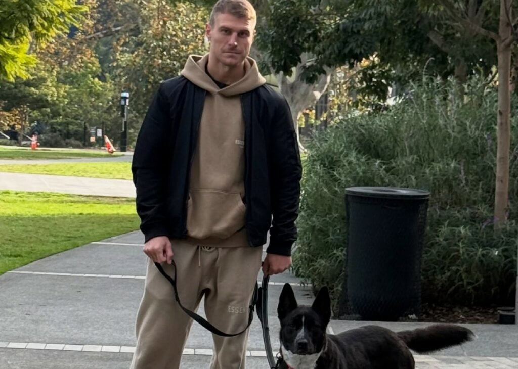 Il compagno di Elisabetta Canalis non ha resistito e ha adottato il cane abbandonato a Los Angeles: ora in casa ci sono 3 quattrozampe