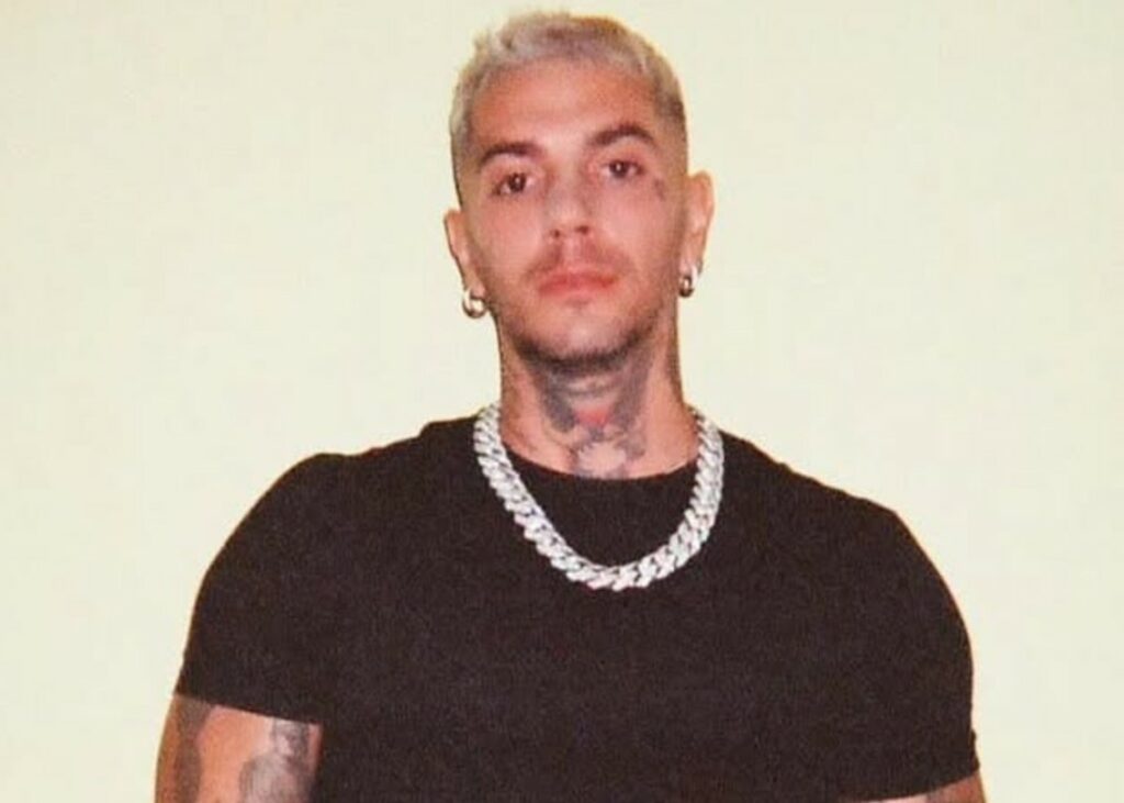 ''Preferisco non partecipare'': il rapper Emis Killa si ritira da Sanremo dopo la notizia-bomba del Corriere della Sera ''Preferisco non partecipare'': il rapper Emis Killa si ritira da Sanremo dopo la notizia-bomba del Corriere della Sera