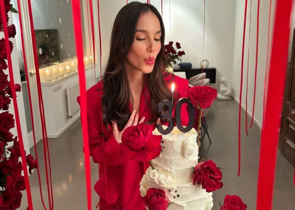 Paola Di Benedetto compie 30 anni e festeggia con il fidanzato e la casa completamente addobbata di rosso, come il suo vestito: foto