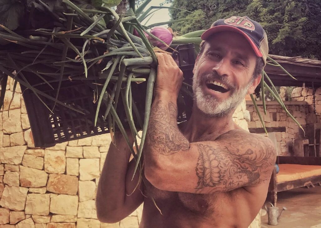 L'isolamento, l'orto e camminare scalzo: Raz Degan spiega perché ha scelto di vivere in un trullo in Puglia L'isolamento, l'orto e camminare scalzo: Raz Degan spiega perché ha scelto di vivere in un trullo in Puglia