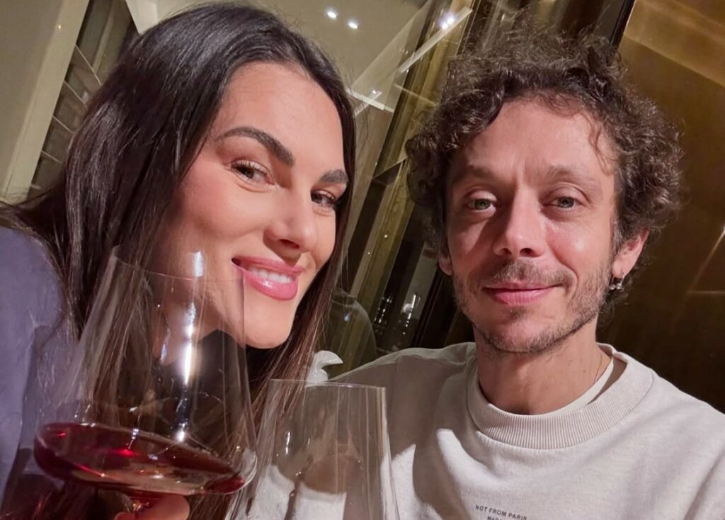 ''Al punto in cui siamo, ci può stare'': Valentino Rossi parla di matrimonio con la madre delle sue figlie, ma 'prende tempo' ''Al punto in cui siamo, ci può stare'': Valentino Rossi parla di matrimonio con la madre delle sue figlie, ma 'prende tempo'