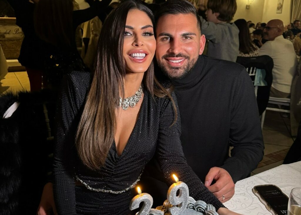 Guendalina Tavassi compie 39 anni e festeggia con il compagno e i figli: sulla torta però c'è il numero 29 Guendalina Tavassi compie 39 anni e festeggia con il compagno e i figli: sulla torta però c'è il numero 29