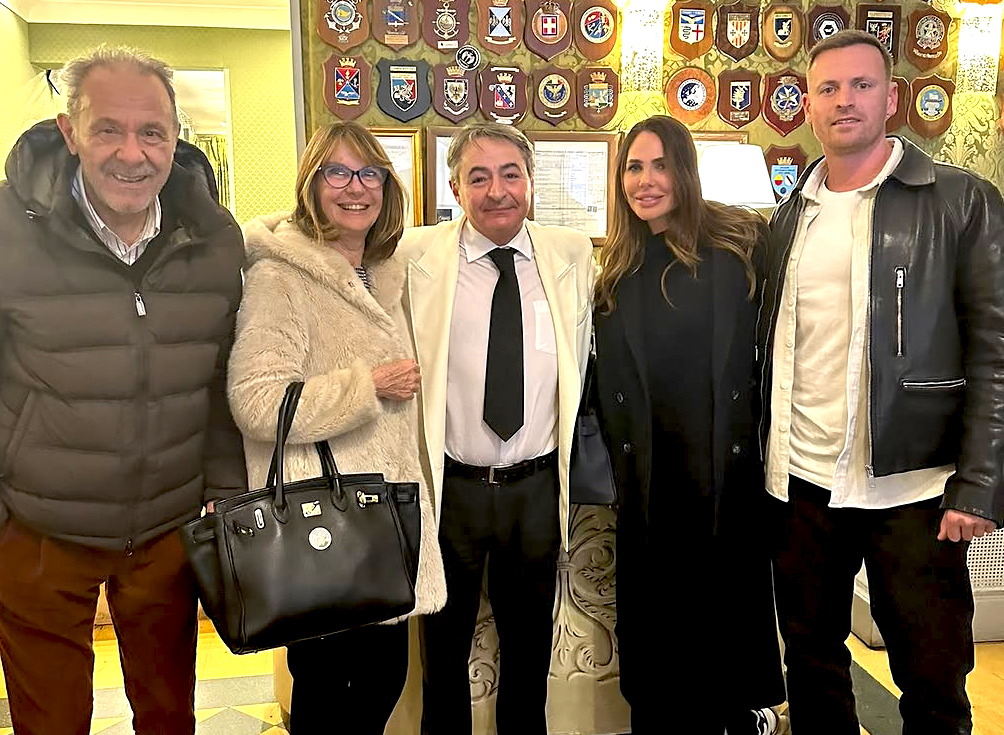 Ilary Blasi e il fidanzato Bastian a cena con i genitori di lei a Roma: ormai il 37enne tedesco fa parte della famiglia, foto - Gossip.it | News sul Gossip e VIP