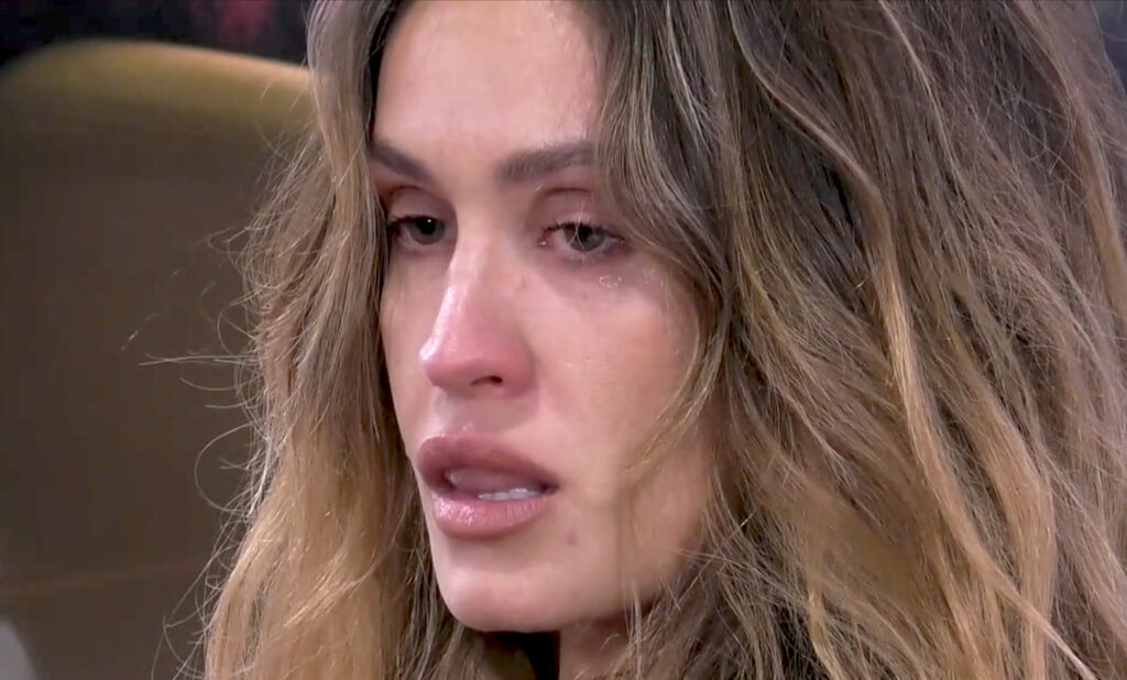 ''Io volevo una storia con Javier, ma lui non vuole'': Helena Prestas dopo il rientro al Grande Fratello scoppia a piangere ''Io volevo una storia con Javier, ma lui non vuole'': Helena Prestas dopo il rientro al Grande Fratello scoppia a piangere