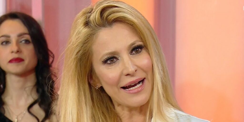 ''Lo guardavo negli occhi e mi sono sentita trafitta'': Adriana Volpe rivela come si è innamorata del compagno mentre lo intervistava ''Lo guardavo negli occhi e mi sono sentita trafitta'': Adriana Volpe rivela come si è innamorata del compagno mentre lo intervistava
