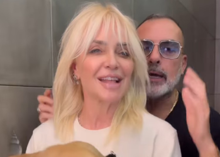 Paola Barale dal parrucchiere con il cagnolino per un nuovo look Paola Barale dal parrucchiere con il cagnolino per un nuovo look