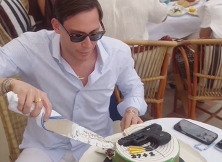 Melissa Satta festeggia il fidanzato Carlo Beretta a Dubai con una torta davvero originale Melissa Satta festeggia il fidanzato Carlo Beretta a Dubai con una torta davvero originale