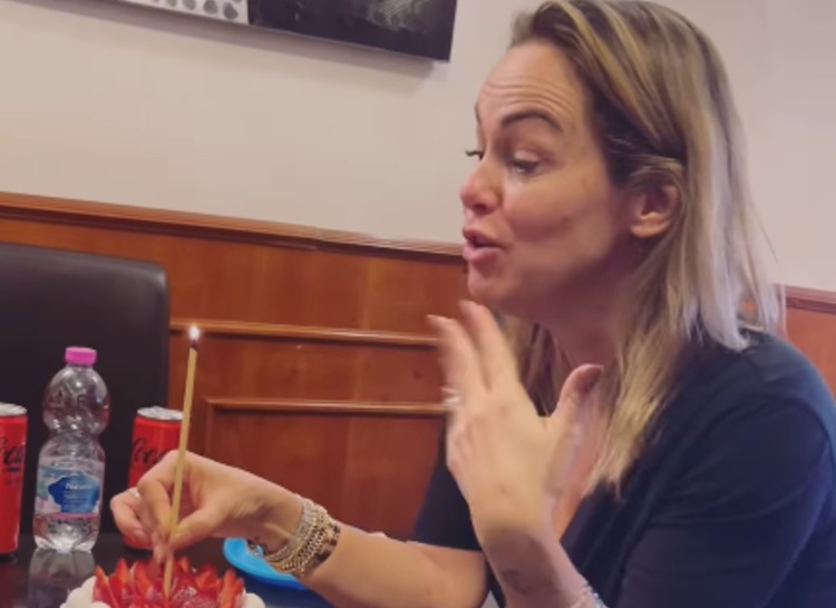 Sonia Bruganelli compie 51 anni e soffia le candeline con gli amici Sonia Bruganelli compie 51 anni e soffia le candeline con gli amici