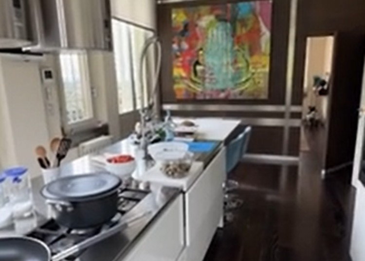 Karina Cascella mostra la sua bellissima cucina