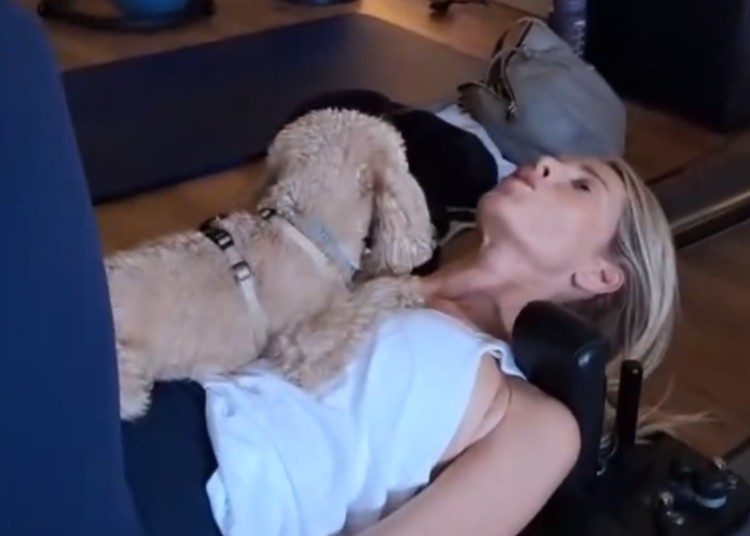 Alessia Marcuzzi fa pilates con il cane