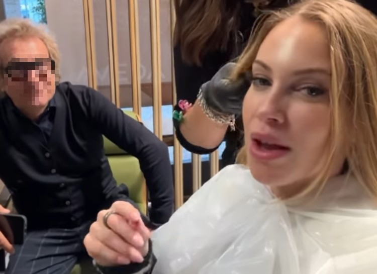 Taylor Mega va dal parrucchiere per tagliare un centimetro di capelli Taylor Mega va dal parrucchiere per tagliare un centimetro di capelli