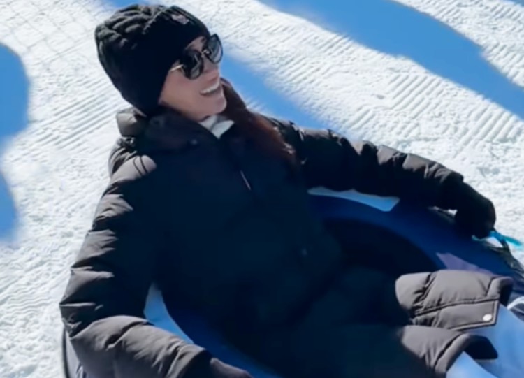 Meghan Markle e Harry sulla neve tra coccole e divertimento Meghan Markle e Harry sulla neve tra coccole e divertimento
