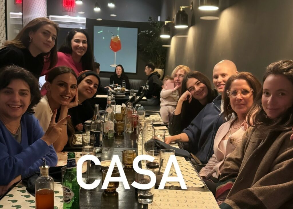 ''Abbiamo festeggiato'': Bianca Balti a cena con le amiche a Los Angeles dopo l'ultima chemio, c'è anche un volto noto della tv italiana ''Abbiamo festeggiato'': Bianca Balti a cena con le amiche a Los Angeles dopo l'ultima chemio, c'è anche un volto noto della tv italiana