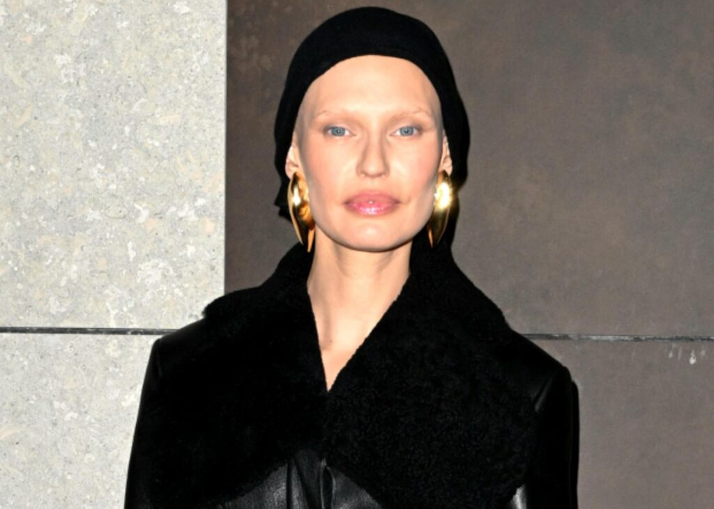 Bianca Balti è arrivata a Sanremo, sarà sul palco mercoledì 12, intanto sfila ''bardata'' sul red carpet in città: guarda Bianca Balti è arrivata a Sanremo, sarà sul palco mercoledì 12, intanto sfila ''bardata'' sul red carpet in città: guarda