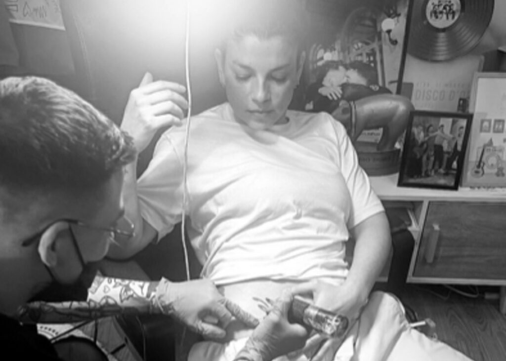 Emma Marrone si tatua vicino all’inguine la scritta Juli, ecco in onore di quale amico lo ha fatto: guarda