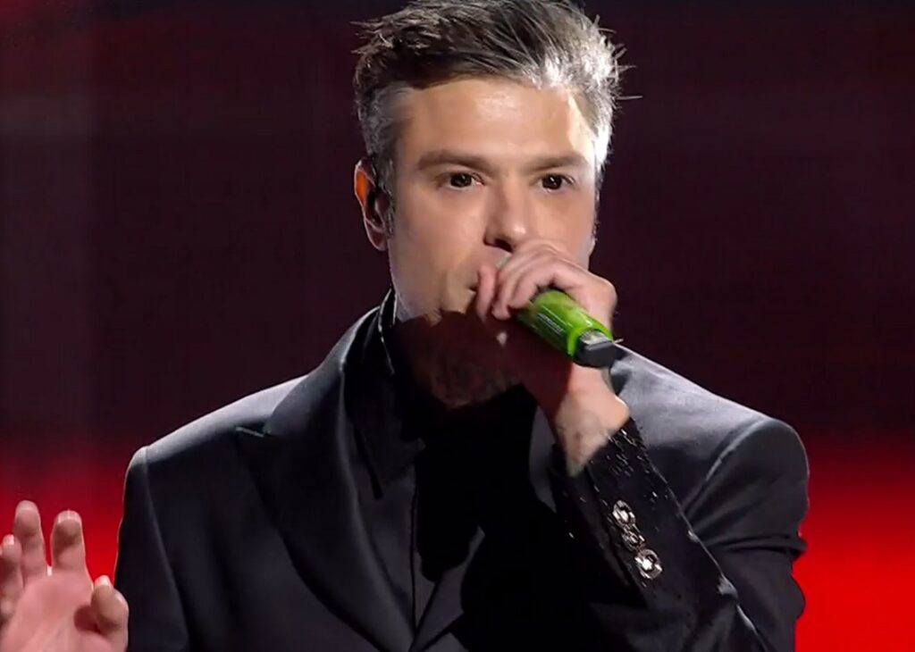 Fedez sorprende a Sanremo, applausi in sala: la canzone del rapper convince nonostante le polemiche gossippare di questi giorni Fedez sorprende a Sanremo, applausi in sala: la canzone del rapper convince nonostante le polemiche gossippare di questi giorni