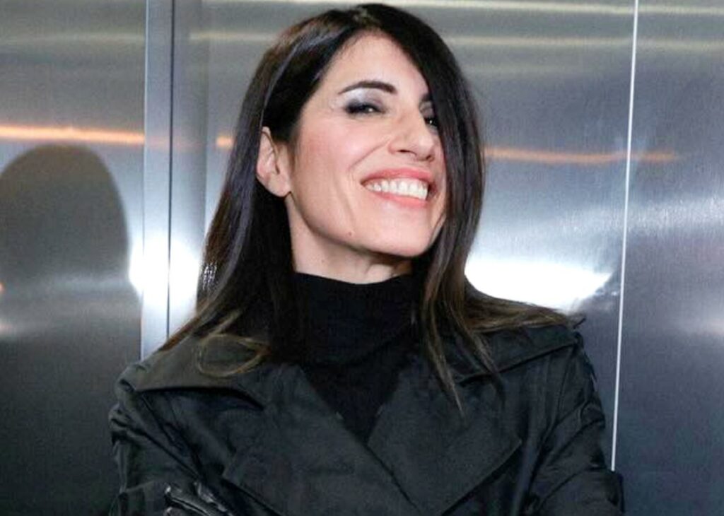 ''Ho paura di cascare dalla scala'': la cantante Giorgia rivela quale famoso conduttore chiama per essere incoraggiata prima di Sanremo ''Ho paura di cascare dalla scala'': la cantante Giorgia rivela quale famoso conduttore chiama per essere incoraggiata prima di Sanremo