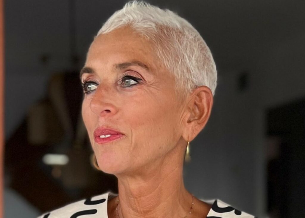 ''Le dicevano che stava meglio prima senza sapere'': foto inedite della lotta al tumore di Paola Marella coi capelli cortissimi ''Le dicevano che stava meglio prima senza sapere'': foto inedite della lotta al tumore di Paola Marella coi capelli cortissimi