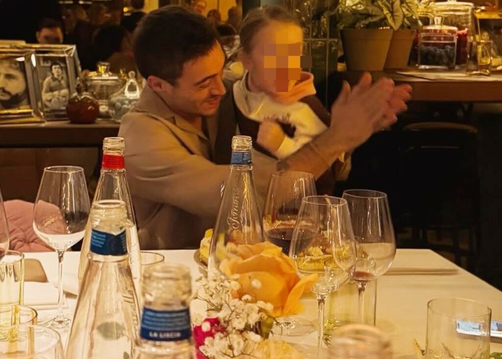 Antonino Spinalbese compie 30 anni: festa a Milano con amici e con la figlia avuta da Belen Antonino Spinalbese compie 30 anni: festa a Milano con amici e con la figlia avuta da Belen