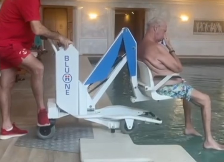 Il marito di Mara Venier Nicola Carraro fa riabilitazione in piscina Il marito di Mara Venier Nicola Carraro fa riabilitazione in piscina