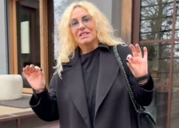 Antonella Clerici fa il primo tatuaggio della sua vita a 61 anni insieme alla figlia Maelle