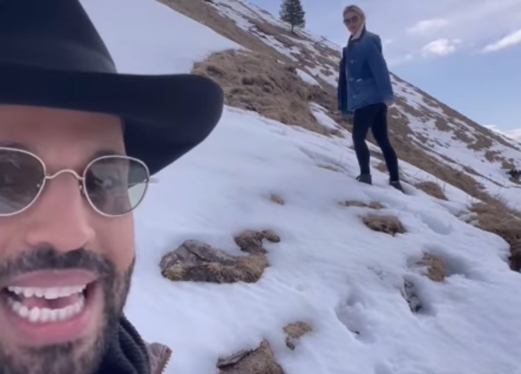 Michelle Hunziker e la scalata in montagna che finisce tra le risate