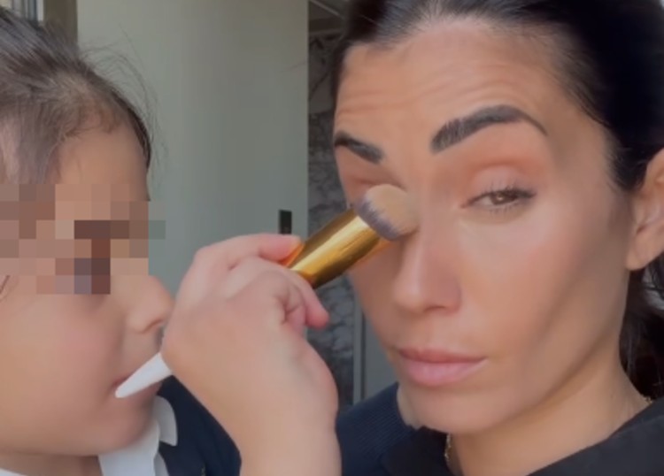 Federica Nargi si fa truccare dalla figlia