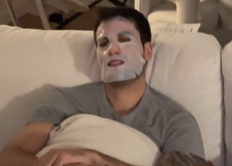 Giulia Salemi prende in giro il compagno Pierpaolo Pretelli alle prese con le maschere di bellezza