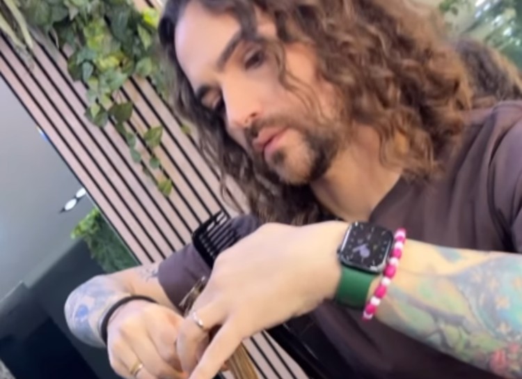 Valerio Scanu fa l'hairstylist nel suo negozio di Roma Valerio Scanu fa l'hairstylist nel suo negozio di Roma