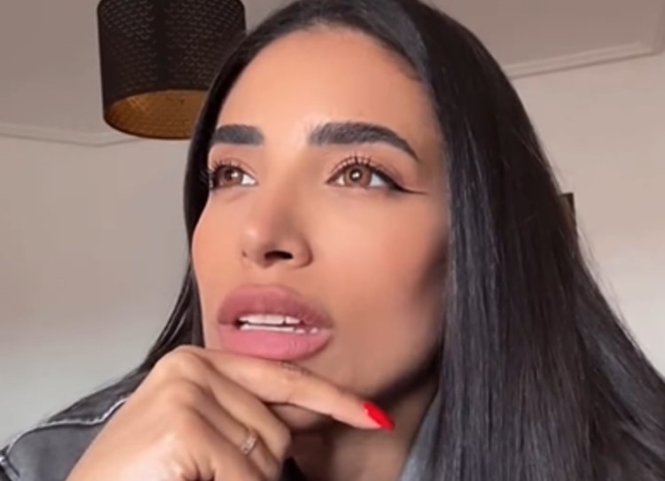 L'ex di Temptation Island Silvia Tirado deve rifare le protesi al seno dopo 8 anni L'ex di Temptation Island Silvia Tirado deve rifare le protesi al seno dopo 8 anni