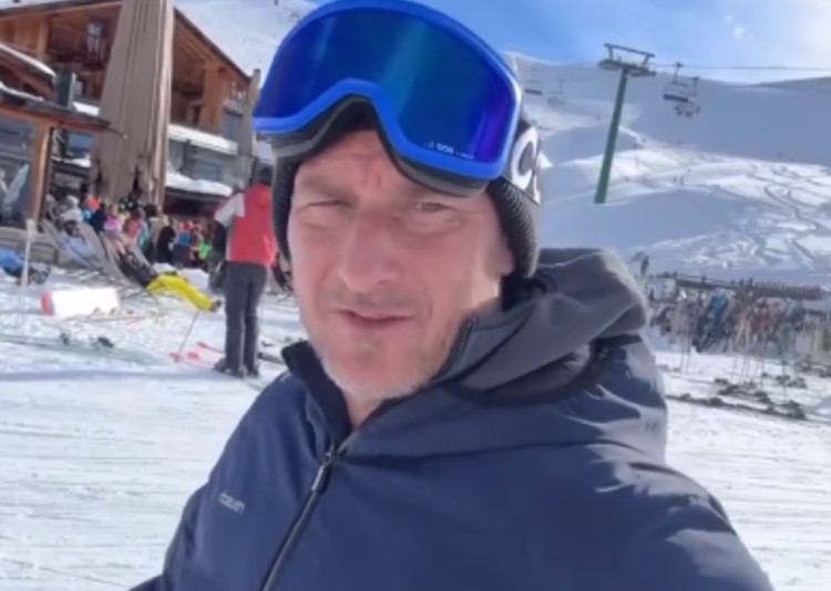 Francesco Totti prende lezioni di sci da Max Biaggi