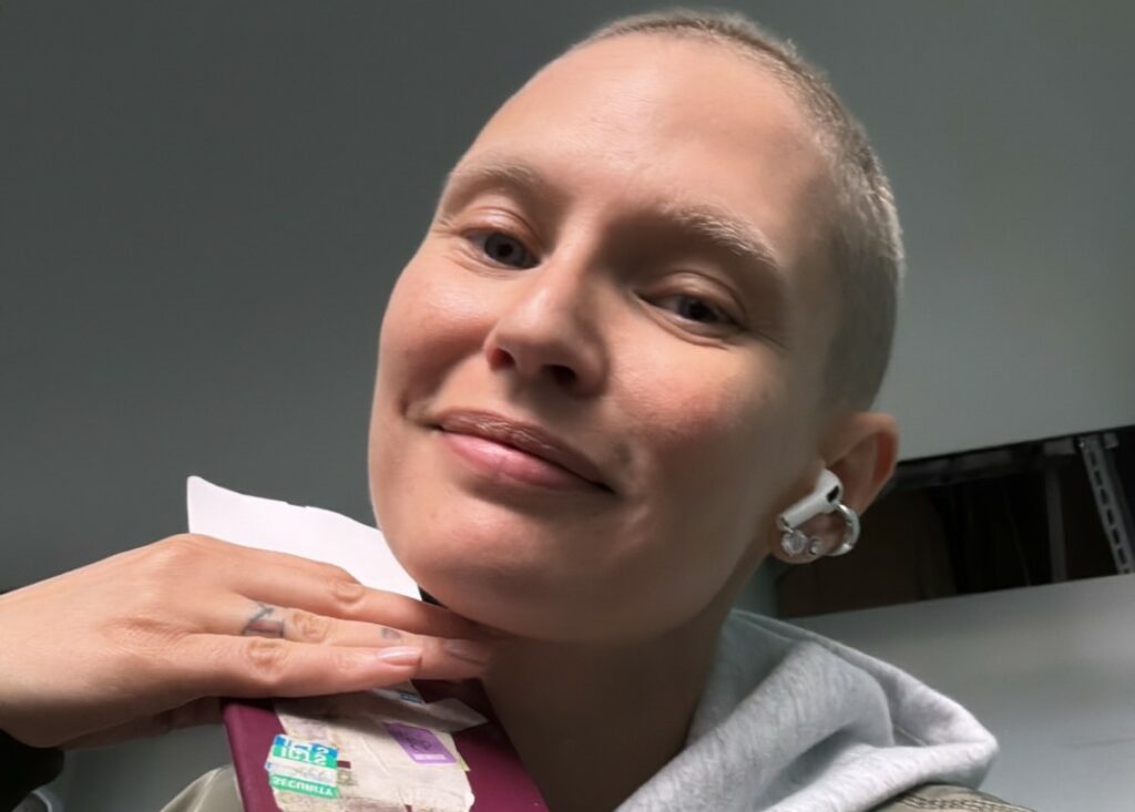 ''Inizio la terapia con gli inibitori Parp'': Bianca Balti mostra i capelli che stanno ricrescendo dopo la chemio e fa un annuncio ''Inizio la terapia con gli inibitori Parp'': Bianca Balti mostra i capelli che stanno ricrescendo dopo la chemio e fa un annuncio