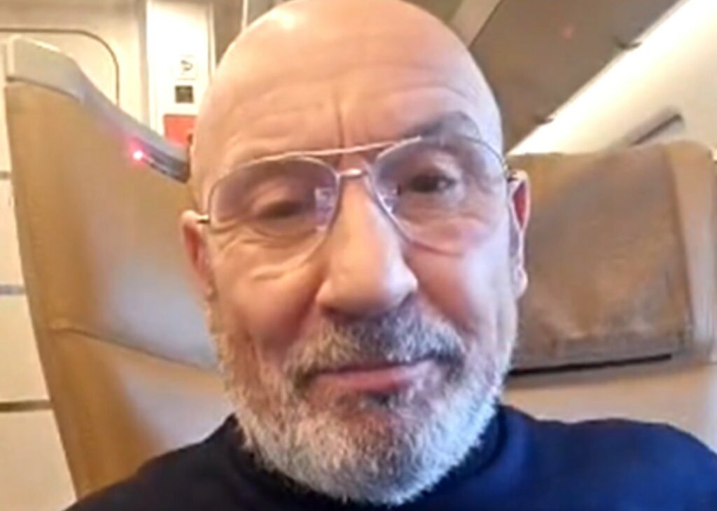 ''Sono undici anni che non parlo coi miei figli grandi'': il comico Maurizio Battista fa una confessione sulle sue 'sofferenze' ''Sono undici anni che non parlo coi miei figli grandi'': il comico Maurizio Battista fa una confessione sulle sue 'sofferenze'