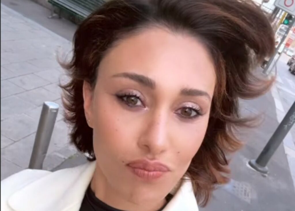Belen Rodriguez mostra di nuovo soddisfatta il suo nuovo look: ama il taglio di capelli più corto che abbia avuto negli ultimi anni Belen Rodriguez mostra di nuovo soddisfatta il suo nuovo look: ama il taglio di capelli più corto che abbia avuto negli ultimi anni
