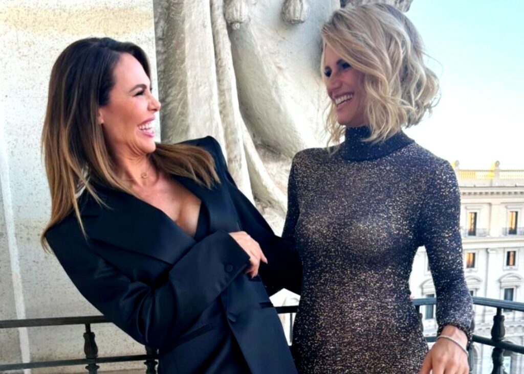 ''Non riesco a trovarti un difetto, non invecchi'': Ilary Blasi e i complimenti a Michelle Hunziker, che ricambia citando il 'lato B' ''Non riesco a trovarti un difetto, non invecchi'': Ilary Blasi e i complimenti a Michelle Hunziker, che ricambia citando il 'lato B'