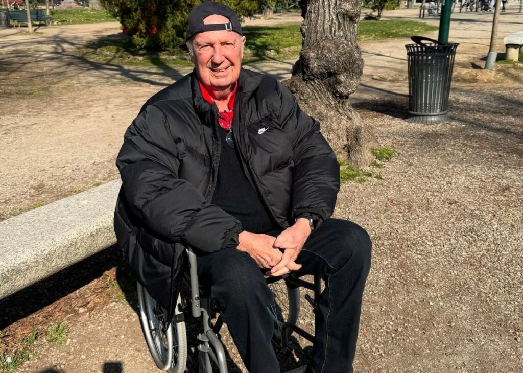Il marito di Mara Venier in sedia a rotelle nel parco di Milano, spiega perché è costretto ad andare in giro così: foto Il marito di Mara Venier in sedia a rotelle nel parco di Milano, spiega perché è costretto ad andare in giro così: foto