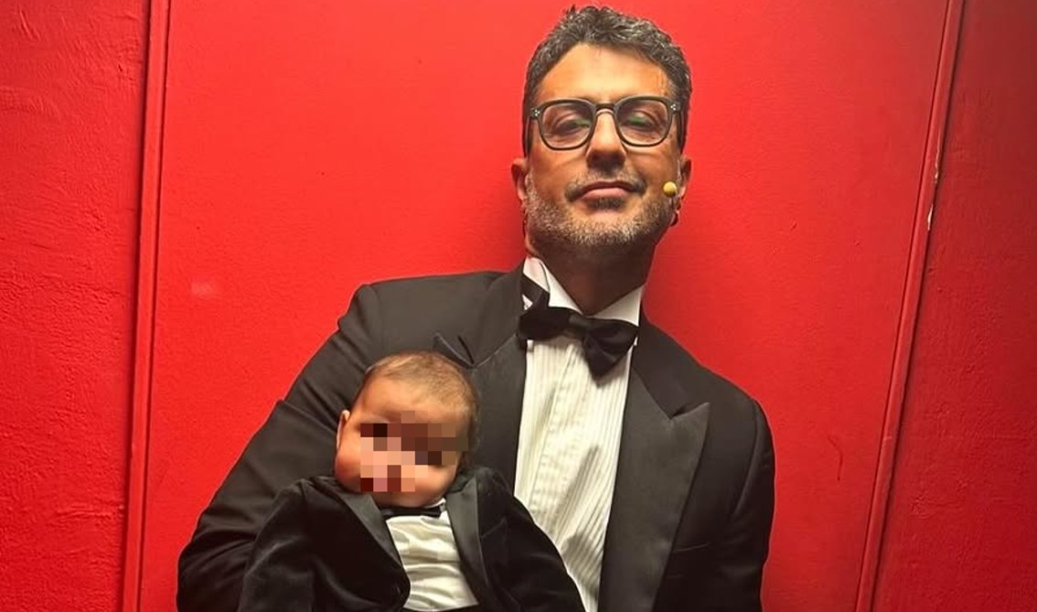 Fabrizio Corona e il figlio di 2 mesi e mezzo Thiago con lo stesso smoking abbinato allo spettacolo teatrale: guarda - Gossip.it | News sul Gossip e VIP