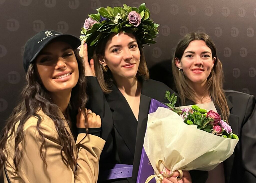 Elettra Lamborghini felicissima per la laurea della sorella 25enne Flaminia: le fa la festa alla cerimonia, guarda