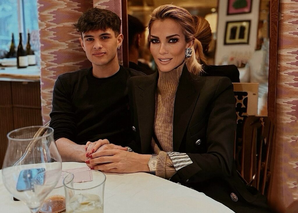 Il figlio di Roberta Ruiu compie 18 anni: la festa con la mamma ex cantante delle 'Lollipop', oggi esperta di moda, foto