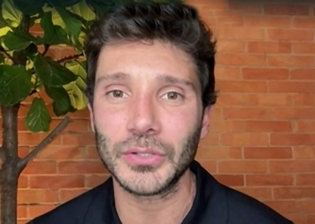 ''Li ho ripagati di tutti i sacrifici che hanno fatto loro'': Stefano De Martino spiega perché ha comprato casa ai suoi genitori