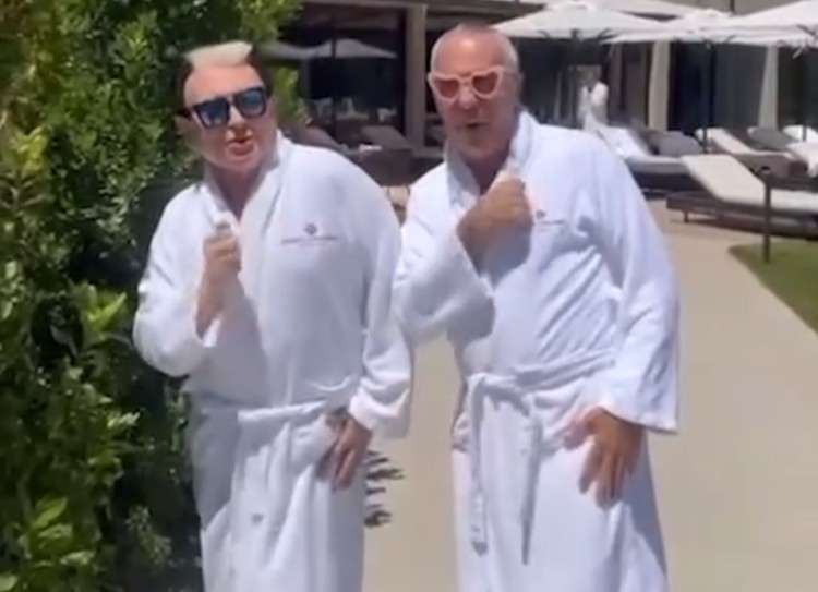 Cristiano Malgioglio e Giorgio Panariello ballano e scherzano alle Terme Cristiano Malgioglio e Giorgio Panariello ballano e scherzano alle Terme