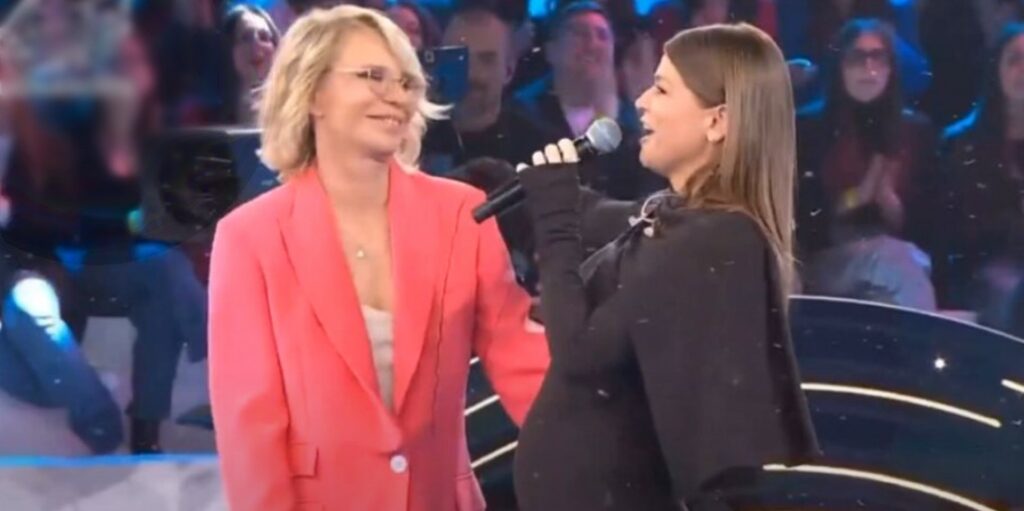 ''Di botto mi ha chiesto se fossi incinta'': Alessandra Amoroso rivela come Maria De Filippi ha capito della sua gravidanza