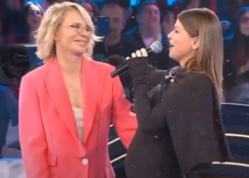 ''Di botto mi ha chiesto se fossi incinta'': Alessandra Amoroso rivela come Maria De Filippi ha capito della sua gravidanza