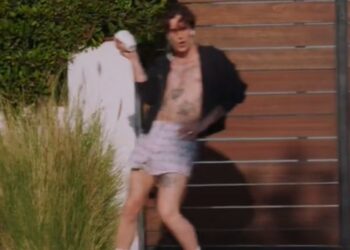 Damiano David in mutande balla davanti alla casa di Los Angeles