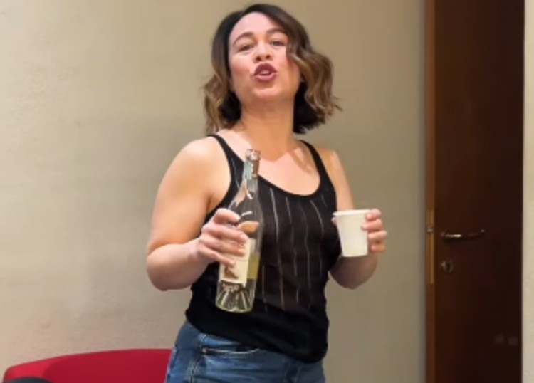 Katia Follesa prende in giro Valeria Graci per la grappa