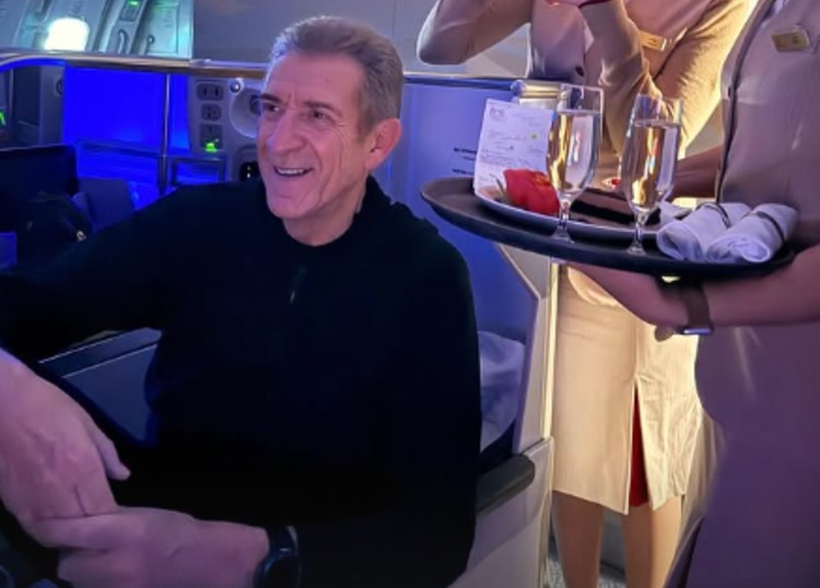 La sorpresa per il compleanno di Ezio Greggio sul volo per le Maldive La sorpresa per il compleanno di Ezio Greggio sul volo per le Maldive