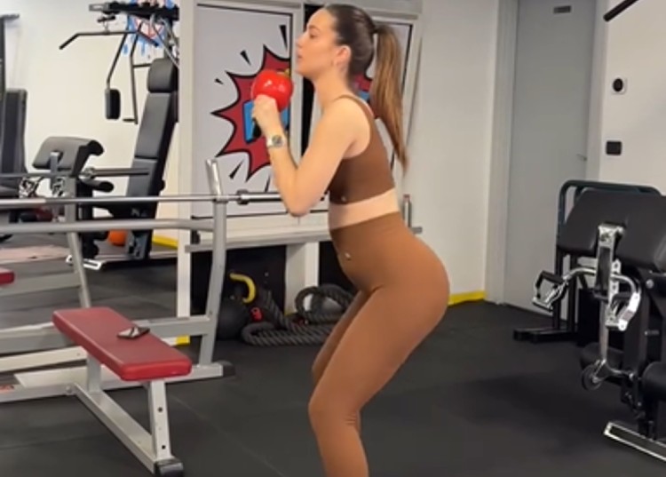 La fidanzata di Andrea Damante Elisa Visari mostra l'allenamento con il pancino La fidanzata di Andrea Damante Elisa Visari mostra l'allenamento con il pancino