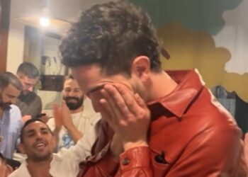 Tommaso Zorzi commosso in lacrime alla festa per i suoi 30 anni