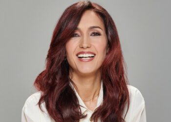 ''Da tempo volevo provare un nuovo colore'': Caterina Balivo svela il suo nuovo look con i capelli ''rosso cherry''